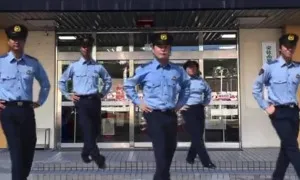 Cảnh sát Nhật Bản nhảy múa tuyên truyền phòng chống lừa đảo